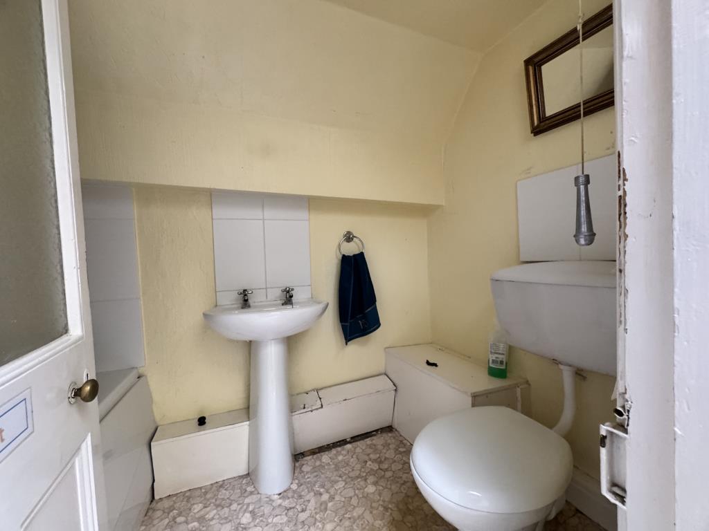 Lot: 86 - COMMERCIAL PROPERTY IN CENTRAL TOWN CENTRE LOCATION - Bathroom